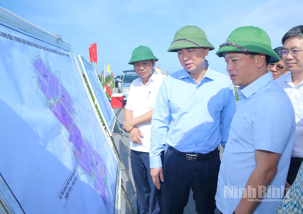 Đồng chí Phó Chủ tịch UBND tỉnh Nguyễn Cao Sơn và Đoàn công tác kiểm tra thực địa Dự án đầu tư xây dựng và kinh doanh kết cấu hạ tầng Khu Công nghiệp Hải Long (VSIP Nam Định).