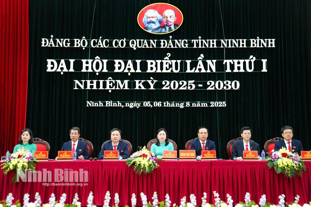 Đoàn Chủ tịch điều hành Đại hội.