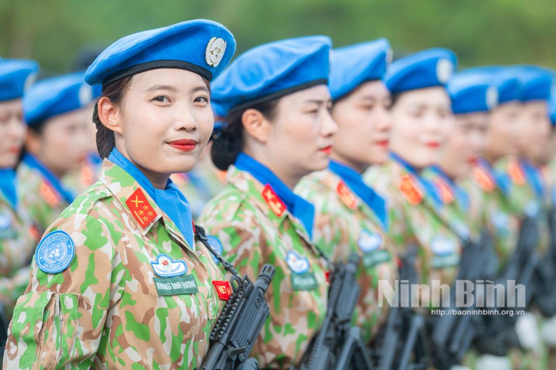 Lực lượng Khối nữ sĩ quan Gìn giữ hoà bình bước vào buổi tổng hợp luyện diễu binh, diễu hành lần thứ hai với đội hình chỉnh tề, khí thế nghiêm trang.