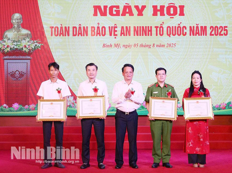 Đồng chí Đào Đình Tùng, Uỷ viên Ban Thường vụ Tỉnh uỷ, Bí thư Đảng uỷ phường Phủ Lý tặng Bằng khen của Chủ tịch UBND tỉnh cho các tập thể, cá nhân có thành tích xuất sắc trong phong trào Toàn dân bảo vệ an ninh Tổ quốc.