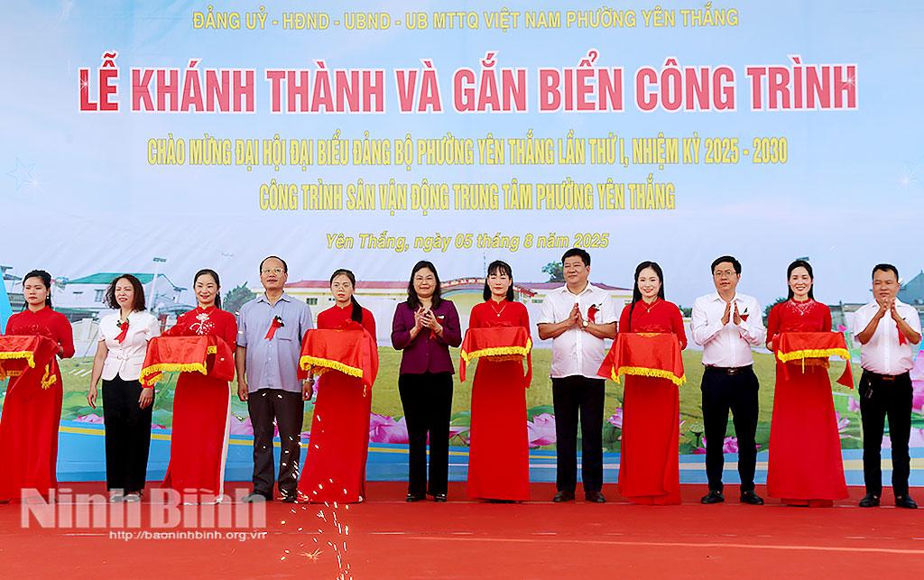 Các đại biểu cắt băng khánh thành công trình Sân vận động trung tâm phường Yên Thắng.