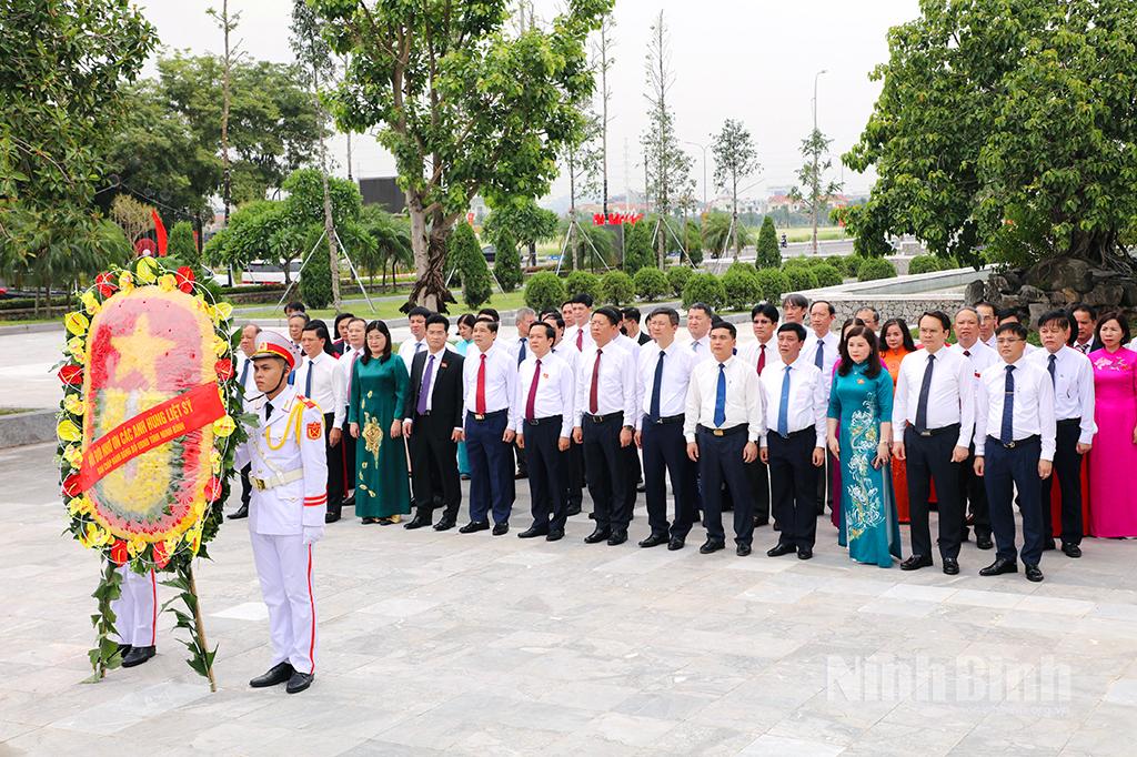 Đoàn đại biểu dự Đại hội đại biểu Đảng bộ UBND tỉnh dâng hương, tưởng niệm các Anh hùng liệt sĩ.