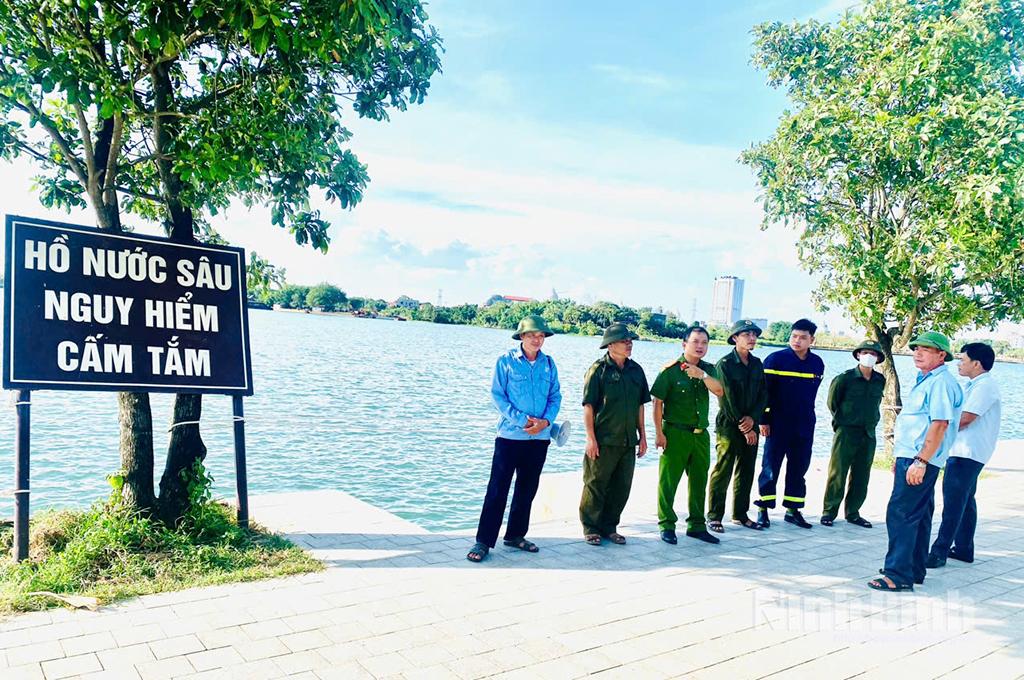 Lực lượng chức năng kiểm tra an toàn phòng, chống đuối nước ở hồ Núi Lớ.