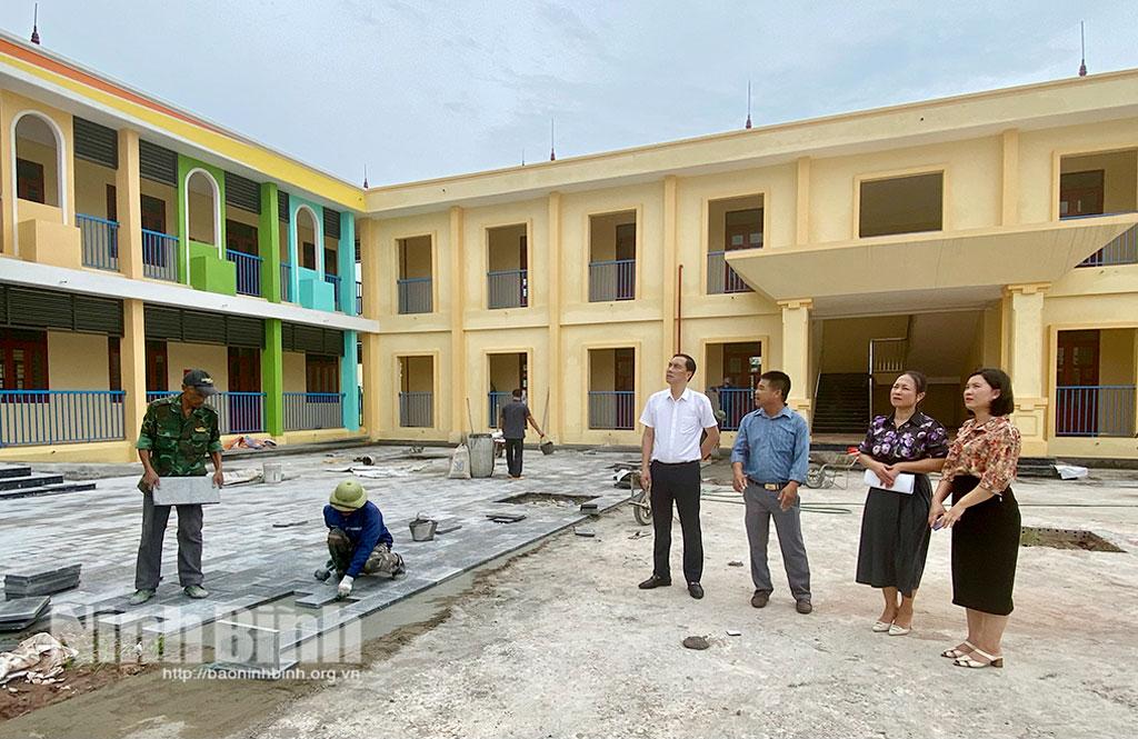 Lãnh đạo xã Định Hóa kiểm tra tiến độ và chất lượng thi công công trình Trường Mầm non Kim Tân cơ sở 2.