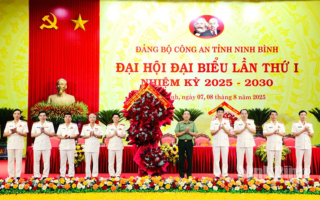 Đồng chí Thứ trưởng Bộ Công an Trần Quốc Tỏ tặng hoa chúc mừng Đại hội.