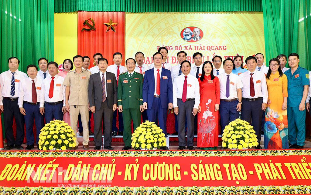 Ban Chấp hành Đảng bộ xã Hải Quang khóa mới chụp ảnh lưu niệm cùng với các đại biểu của tỉnh.