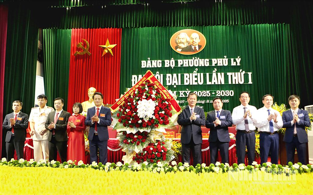 Đồng chí Lê Quốc Chỉnh Phó Bí thư Tỉnh ủy, Chủ tịch HĐND tỉnh tặng hoa chúc mừng Đại hội.