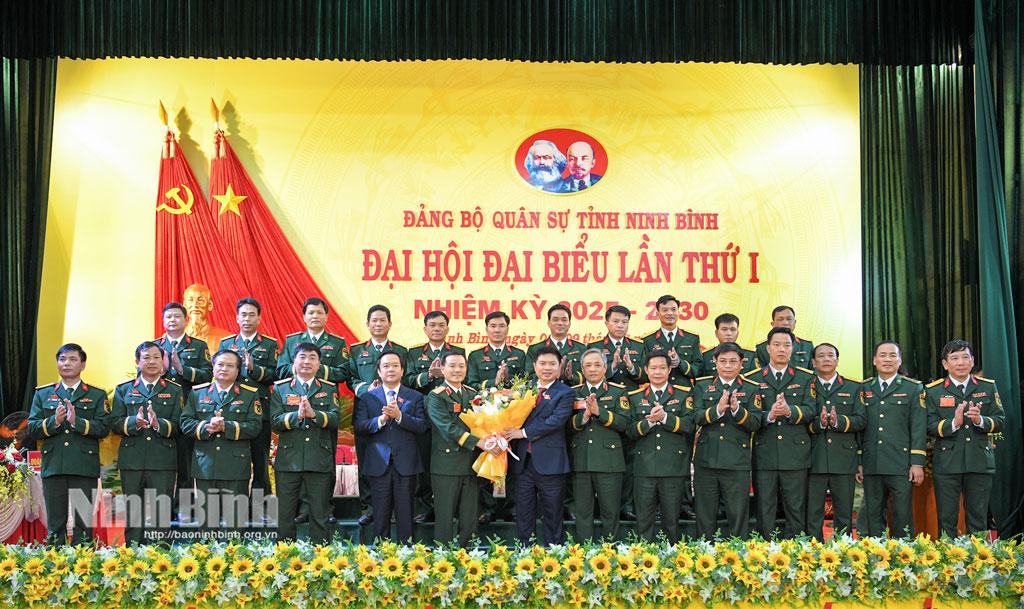 Lãnh đạo Quân khu 3 tặng hoa chúc mừng Ban Chấp hành Đảng bộ Quân sự tỉnh, nhiệm kỳ 2025-2030.