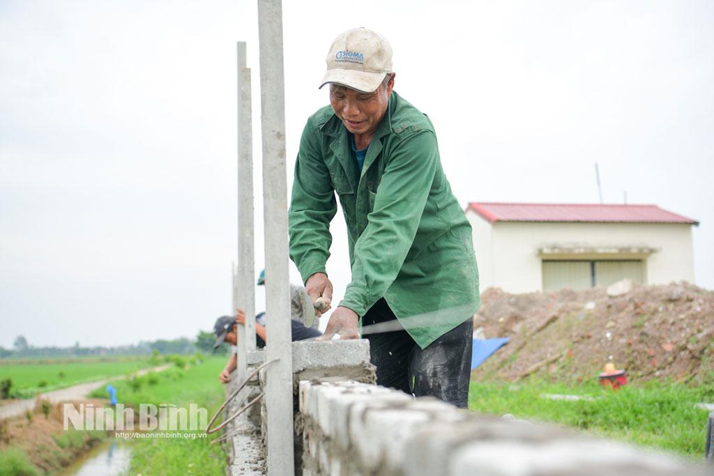 Khí thế thi đua lao động khẩn trương tại công trình Trường Mầm non Lập Vũ, xã Hiển Khánh. Ảnh: Trường Giang