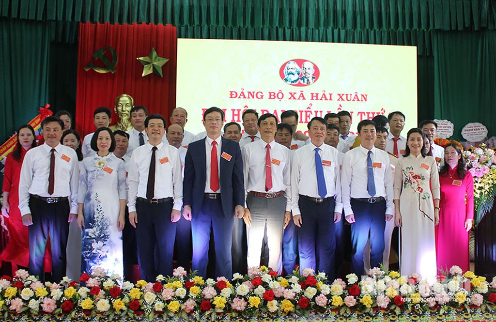 Đồng chí Nguyễn Minh Tiến, Ủy viên Ban Thường vụ Tỉnh ủy, Trưởng Ban Nội chính Tỉnh ủy và các đại biểu chụp ảnh lưu niệm với Ban Chấp hành Đảng bộ xã Hải Xuân khóa I, nhiệm kỳ 2025-2030.