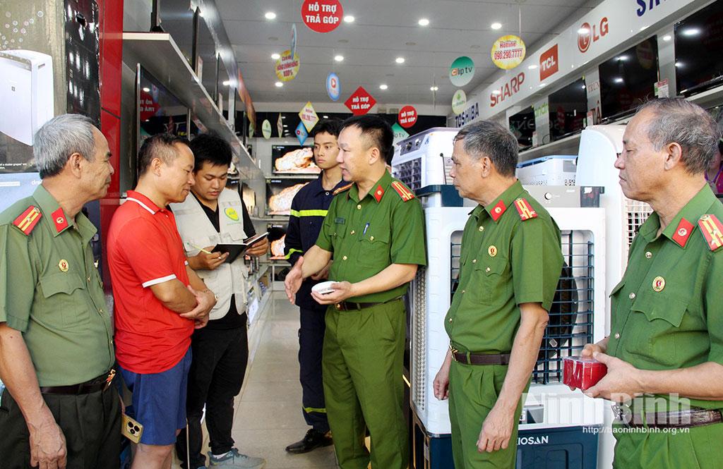 Cán bộ Phòng Cảnh sát PCCC và CNCH Công an tỉnh tuyên truyền, hướng dẫn hộ kinh doanh tham gia mô hình "Tổ liên gia an toàn PCCC nâng cao".