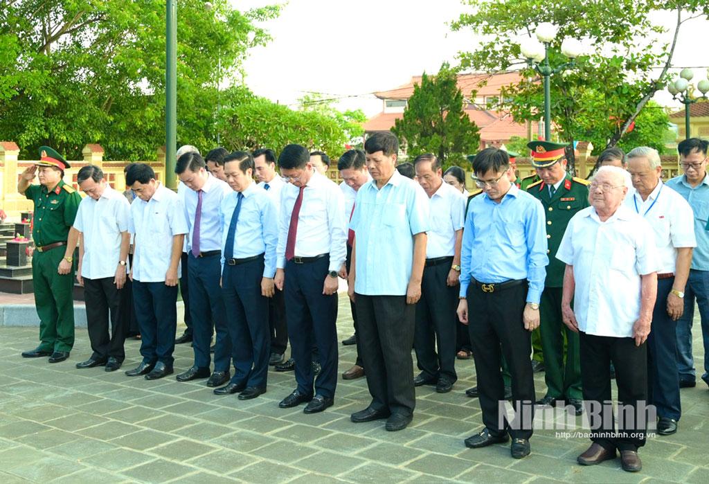 Đoàn đại biểu dâng hương tưởng niệm các Anh hùng liệt sĩ tại Nghĩa trang liệt sĩ xã Quỳnh Lưu.