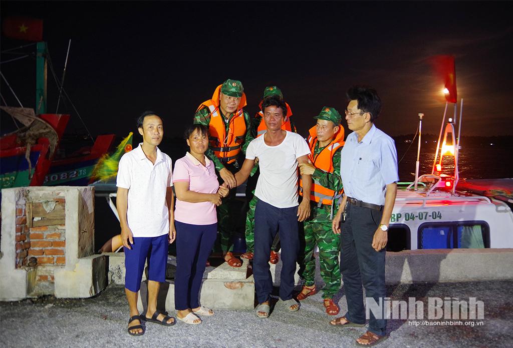 Cán bộ, chiến sĩ Ban Chỉ huy BĐBP tỉnh phối hợp tìm kiếm, cứu nạn thành công ngư dân gặp nạn trên biển.