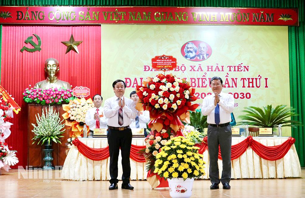 Đồng chí Vũ Hải Hà, Ủy viên Trung ương Đảng, Phó Bí thư Đảng bộ Quốc hội, Ủy viên Ủy ban Thường vụ Quốc hội tặng hoa chúc mừng Đại hội đại biểu Đảng bộ xã Hải Tiến lần thứ I. Ảnh: Khánh Dũng