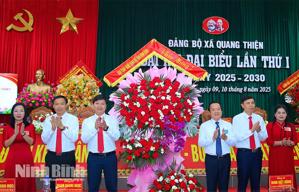 Đồng chí Phạm Quang Ngọc, Phó Bí thư Tỉnh uỷ, Chủ tịch UBND tỉnh tặng hoa chúc mừng Đại hội.
