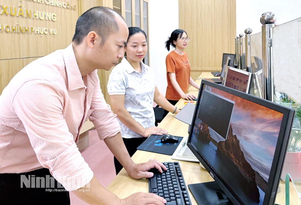 Chuyên viên Sở Khoa học và Công nghệ hướng dẫn cán bộ Trung tâm Phục vụ hành chính công xã Xuân Hưng vận hành hệ thống thông tin thiết yếu.