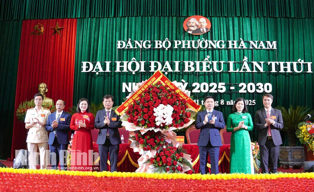 Đồng chí Trương Quốc Huy, Bí thư Tỉnh ủy, Trưởng Đoàn đại biểu Quốc hội tỉnh tặng hoa chúc mừng Đại hội Đại biểu phường Hà Nam nhiệm kỳ 2025-2030.