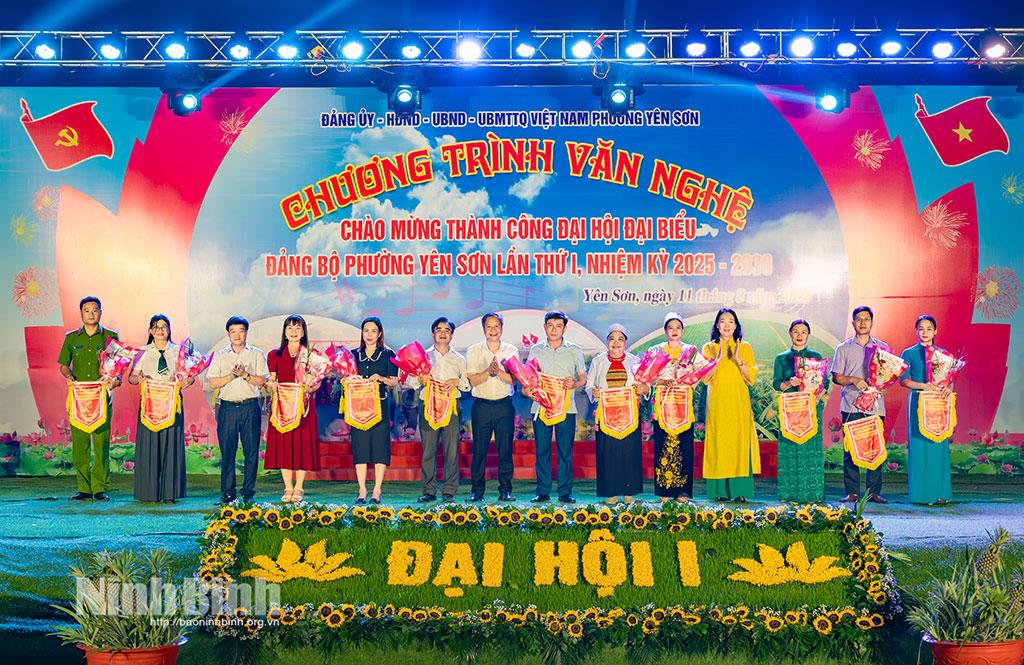 Lãnh đạo Phường Yên Sơn tặng hoa cho các đơn vị.