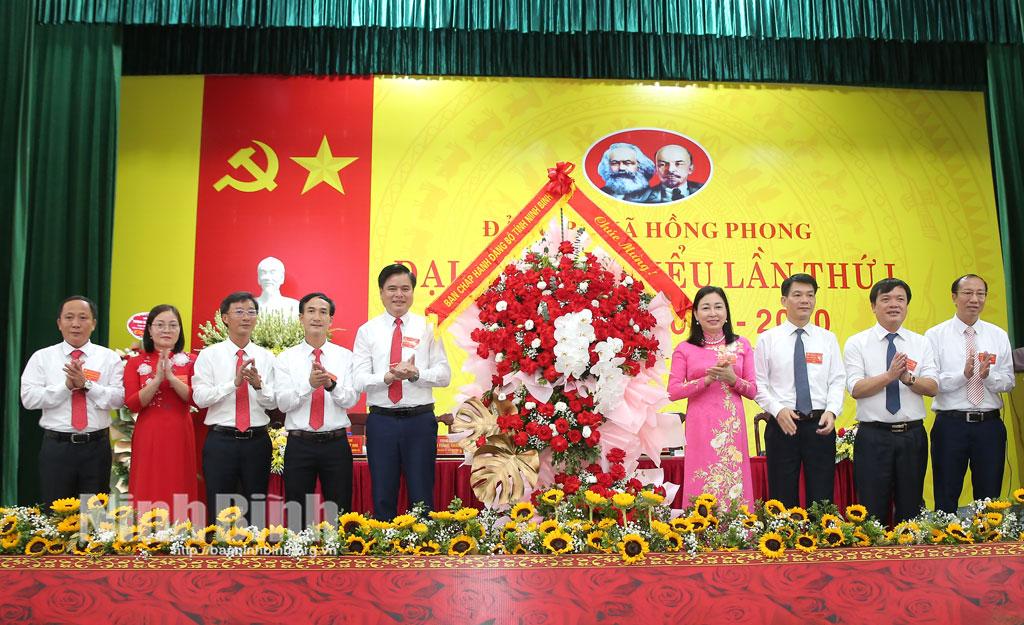 Đồng chí Đinh Thị Lụa, Phó Bí thư Thường trực Tỉnh ủy tặng hoa chúc mừng đại hội.