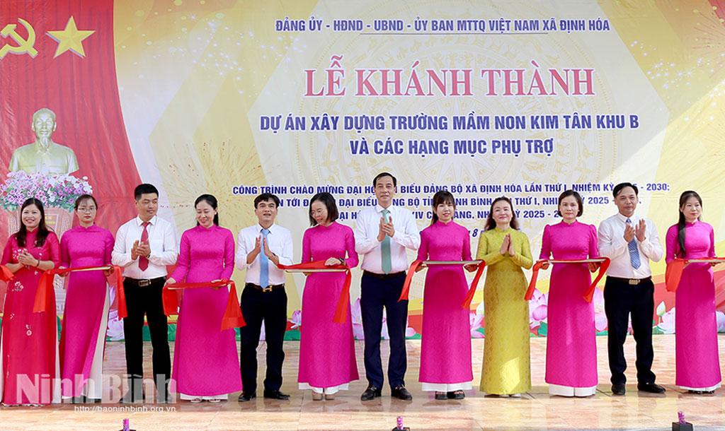 Các đại biểu cắt băng khánh thành Trường mầm non Kim Tân (khu B).