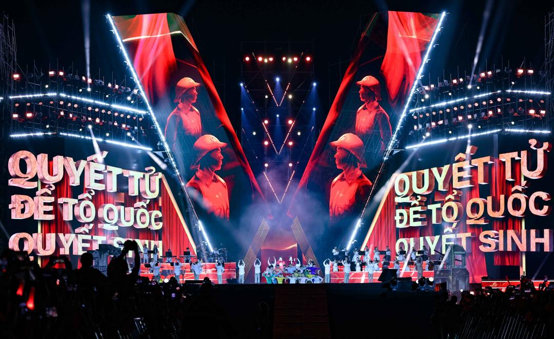 Tiết mục nghệ thuật trong Chương 1: Dáng hình đất nước.