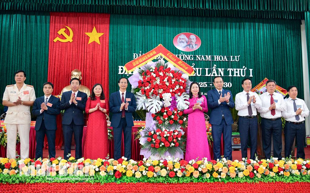 Đồng chí Đinh Thị Lụa, Phó Bí thư Thường trực Tỉnh ủy tặng hoa chúc mừng Đại hội.