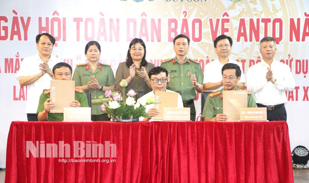 Lãnh đạo UBND tỉnh, Công an tỉnh chứng kiến việc ký giao ước thực hiện mô hình.