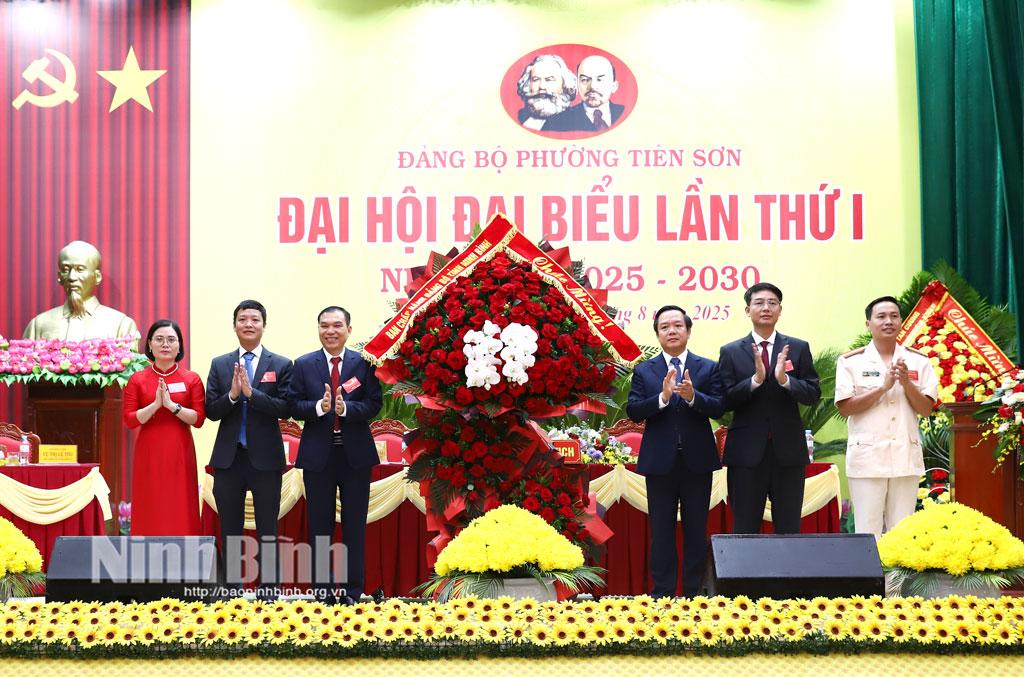 Đồng chí Phạm Quang Ngọc, Phó Bí thư Tỉnh ủy, Chủ tịch UBND tỉnh tặng hoa chúc mừng Đại hội.