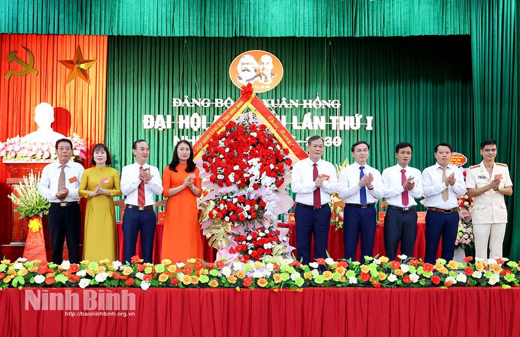 Đồng chí Lê Quốc Chỉnh, Phó Bí thư Tỉnh ủy, Chủ tịch HĐND tỉnh tặng hoa chúc mừng Đại hội.