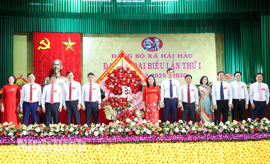 Đồng chí Đinh Thị Lụa, Phó Bí thư Thường trực Tỉnh ủy tặng hoa chúc mừng Đại hội.