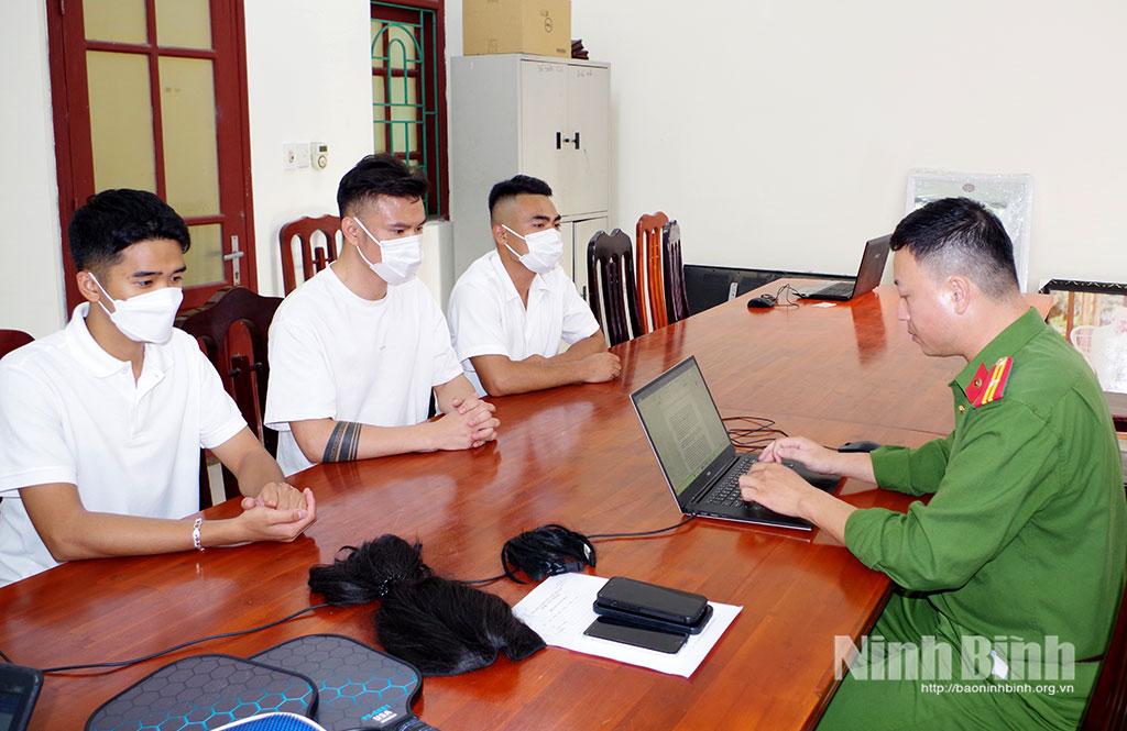 Cơ quan Công an làm việc với 3 nam thanh niên đăng tải thông tin sai sự thật trên mạng xã hội.