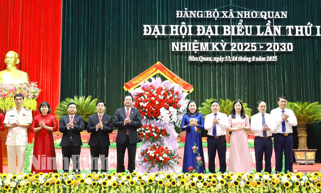 Đồng chí Đinh Thị Lụa, Phó Bí thư Thường trực Tỉnh ủy tặng hoa chúc mừng Đại hội.