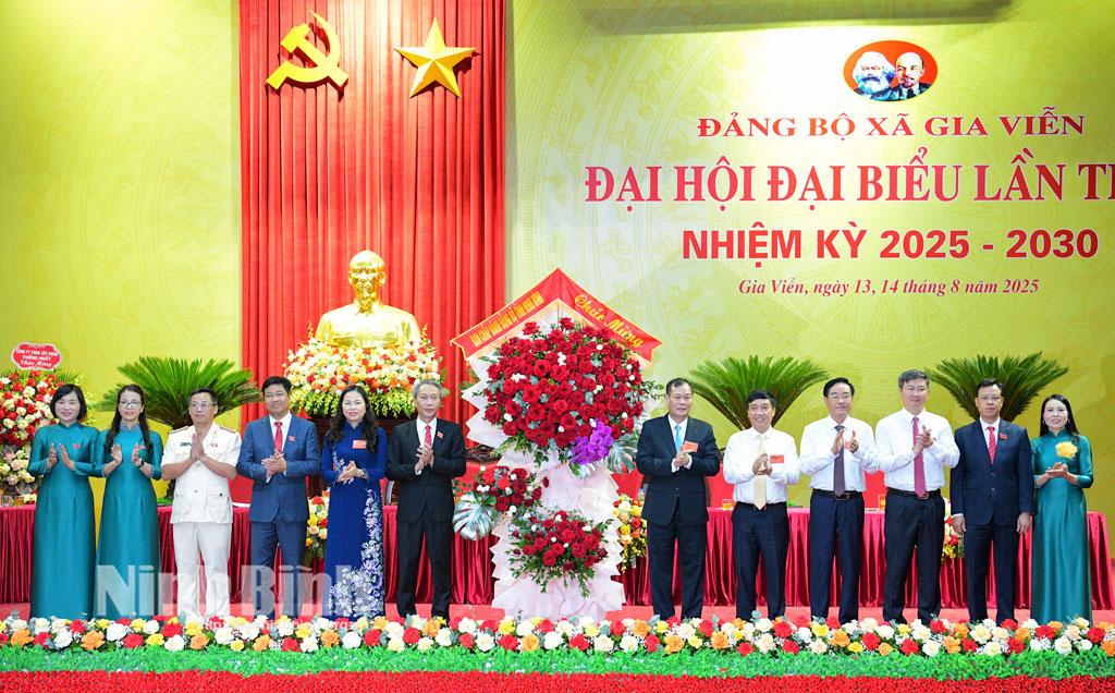 Đồng chí Lê Quốc Chỉnh, Phó Bí thư Tỉnh ủy, Chủ tịch HĐND tỉnh tặng hoa chúc mừng Đại hội.