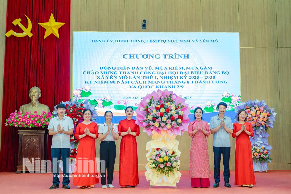 Lãnh đạo xã Yên Mô tặng hoa chúc mừng chương trình.