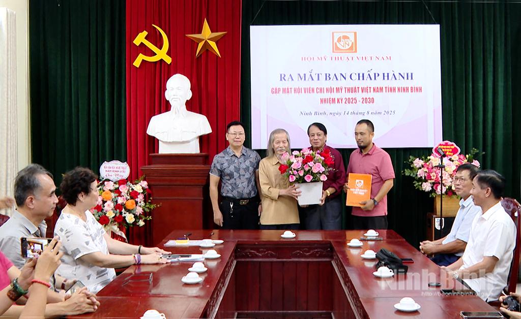Ra mắt Ban Chấp hành Chi hội Mỹ thuật Việt Nam tỉnh Ninh Bình nhiệm kỳ 2025 - 2030.