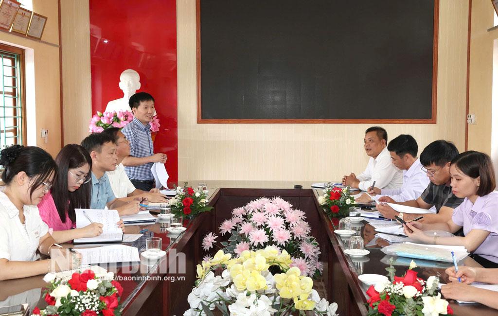 Đoàn Sở Y tế làm việc với Ban phòng chống dịch tại xã.