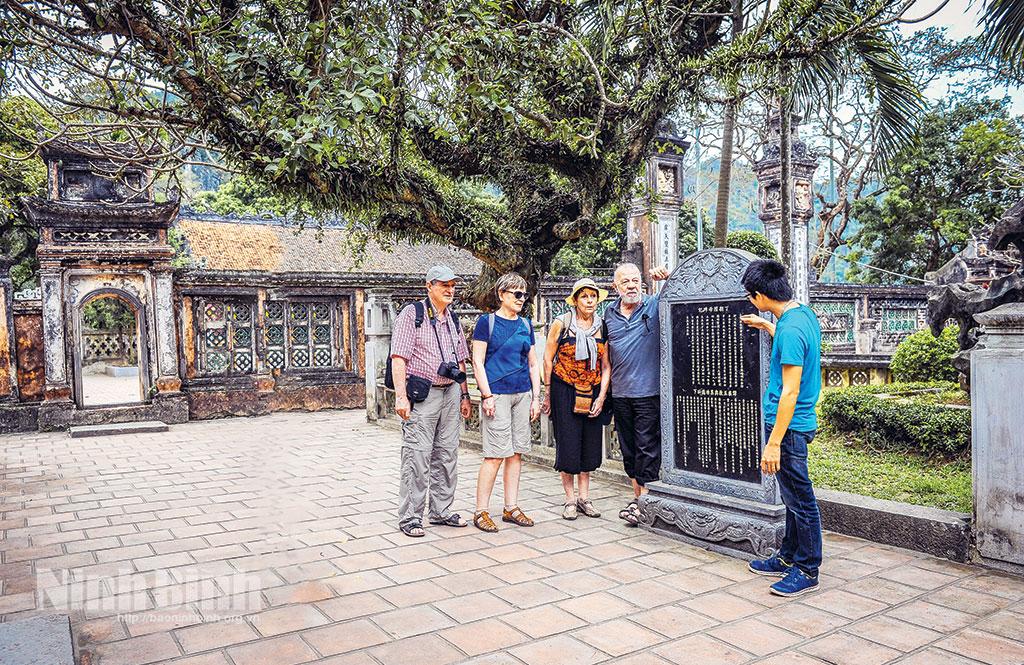 Du khách nước ngoài tìm hiểu giá trị văn hoá, lịch sử Khu Di tích quốc gia đặc biệt Cố đô Hoa Lư.