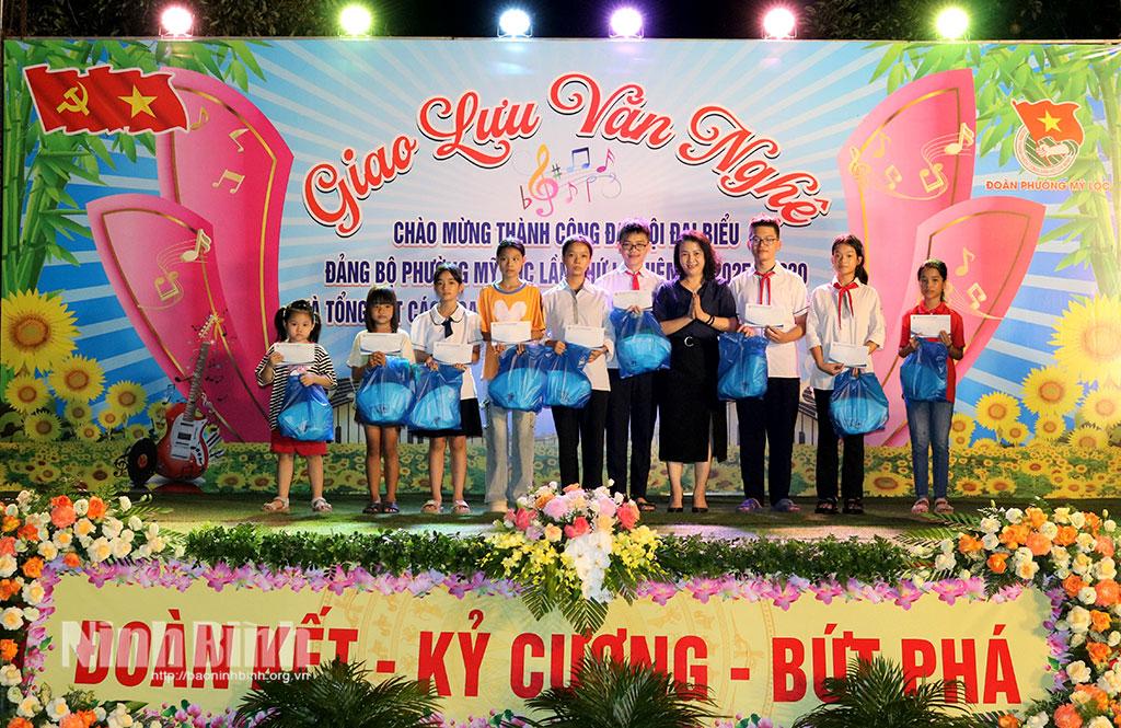 Trung tâm Thanh thiếu nhi tỉnh tặng quà cho các học sinh có hoàn cảnh khó khăn trên địa bàn phường.