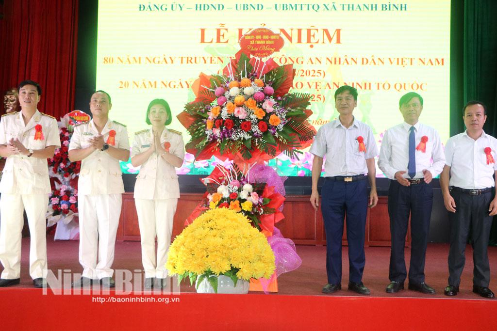 Các đồng chí lãnh đạo Đảng ủy, HĐND, UBND xã Thanh Bình tặng hoa chúc mừng lực lượng Công an xã.