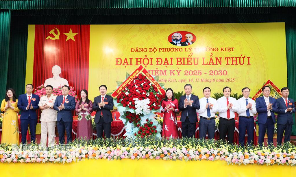 Đồng chí Đinh Thị Lụa, Phó Bí thư Thường trực Tỉnh ủy tặng hoa chúc mừng Đại hội.