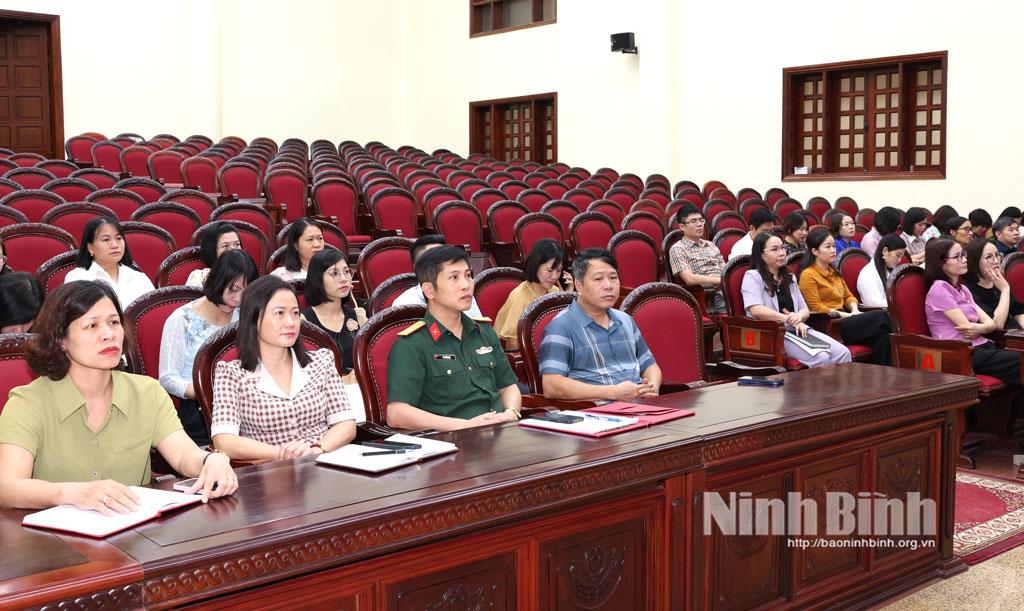 Các đại biểu dự hội nghị tại điểm cầu Ninh Bình.