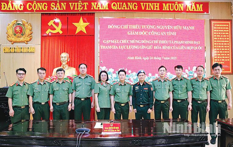 Đồng chí Thiếu tướng Nguyễn Hữu Mạnh, Ủy viên Ban Thường vụ Tỉnh ủy, Giám đốc Công an tỉnh và các đại biểu gặp mặt chúc mừng, động viên cán bộ, chiến sĩ Công an Ninh Bình tham gia thực hiện nhiệm vụ gìn giữ hòa bình Liên hợp quốc tại Phái bộ MINUSCA, Cộng hòa Trung Phi.