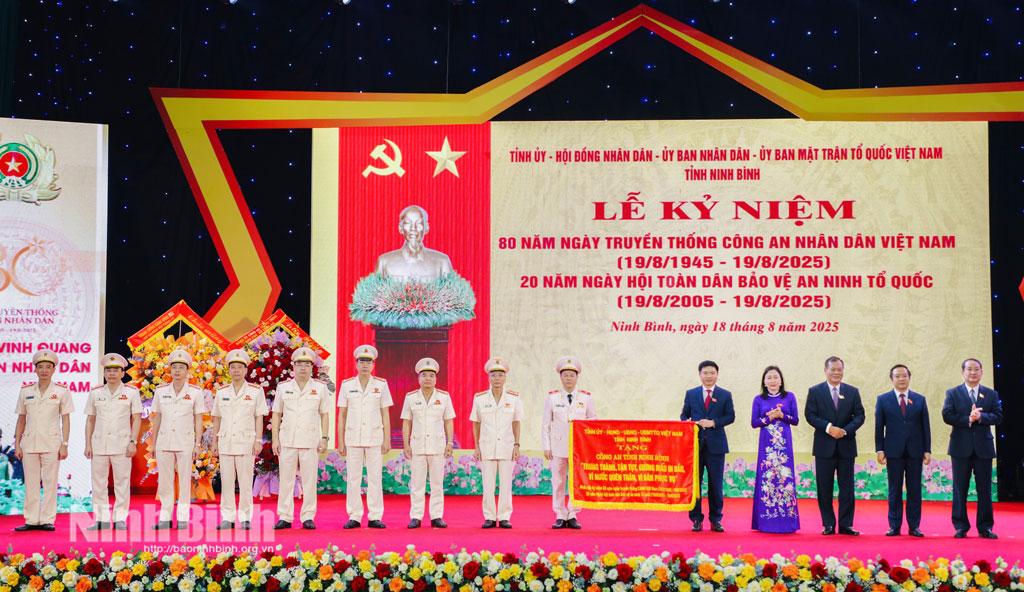 Đồng chí Trương Quốc Huy, Bí thư Tỉnh ủy, Trưởng đoàn ĐBQH tỉnh và các đồng chí lãnh đạo tỉnh trao tặng bức trướng của Tỉnh ủy, HĐND, UBND, Ủy ban MTTQ Việt Nam tỉnh Ninh Bình cho Lực lượng Công an tỉnh. Bức trướng mang dòng chữ: “Trung thành, tận tụy, gương mẫu đi đầu, vì nước quên thân, vì dân phục vụ”.