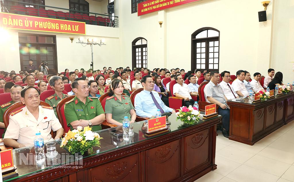 Các đại biểu dự lễ kỷ niệm 80 năm Ngày truyền thống CAND tại phường Hoa Lư.