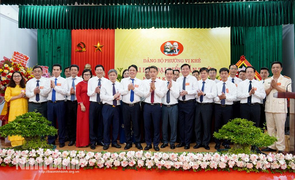 Các đại biểu chụp ảnh lưu niệm cùng Ban Chấp hành Đảng bộ phường Vị Khê khóa I, nhiệm kỳ 2025-2030.