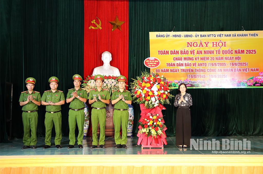 Lãnh đạo xã Khánh Thiện tặng hoa chúc mừng lực lượng Công an xã nhân kỷ niệm 80 năm Ngày truyền thống CAND Việt Nam.