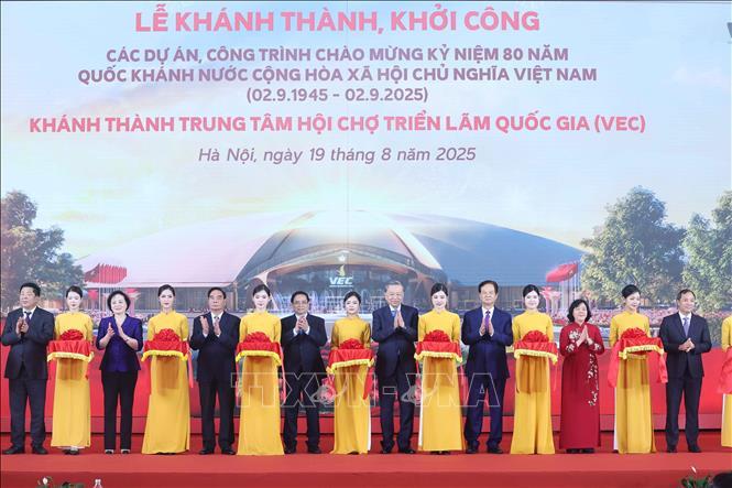 Tổng Bí thư Tô Lâm và Thủ tướng Phạm Minh Chính cùng các đại biểu khởi công, khánh thành các dự án, công trình trên 34 tỉnh, thành phố trên cả nước.