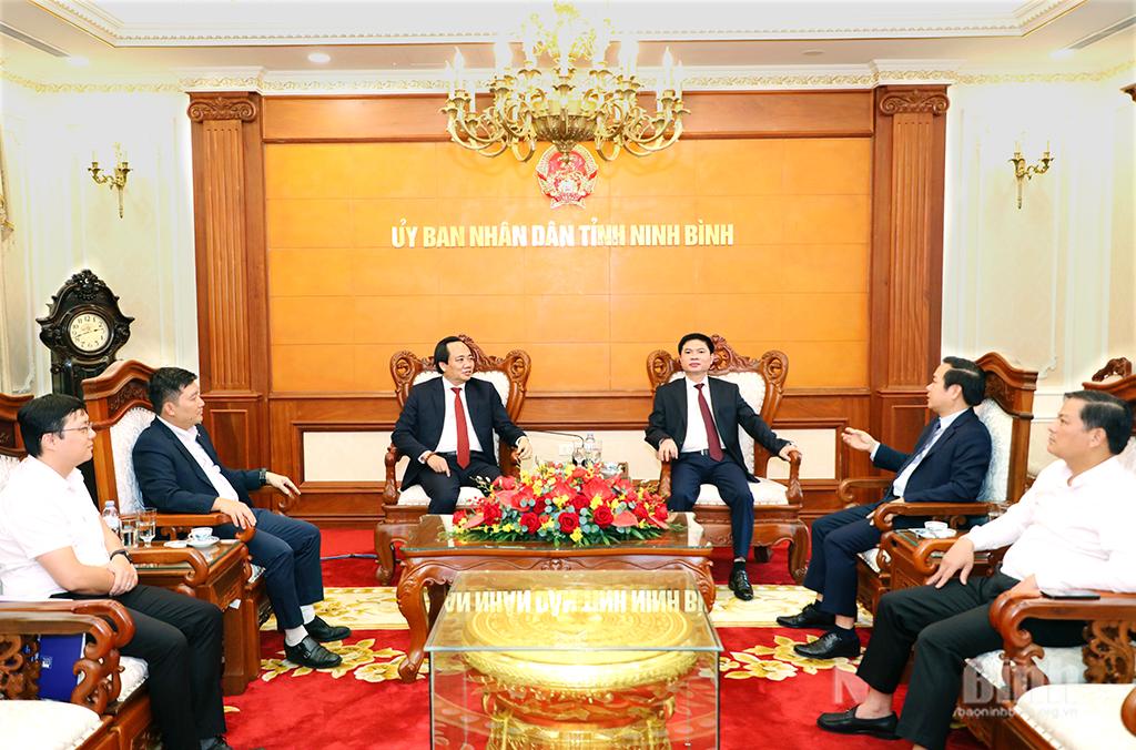 Quang cảnh buổi làm việc.