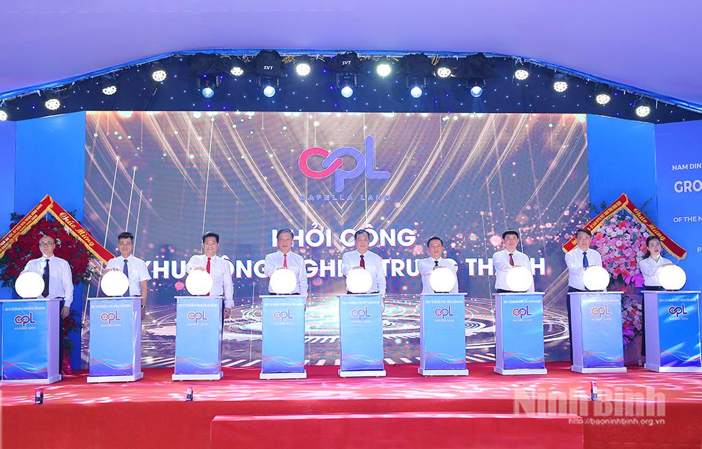 Đồng chí Lê Quốc Chỉnh, Phó Bí thư Tỉnh ủy, Chủ tịch HĐND tỉnh và các đại biểu thực hiện nghi thức khởi công dự án