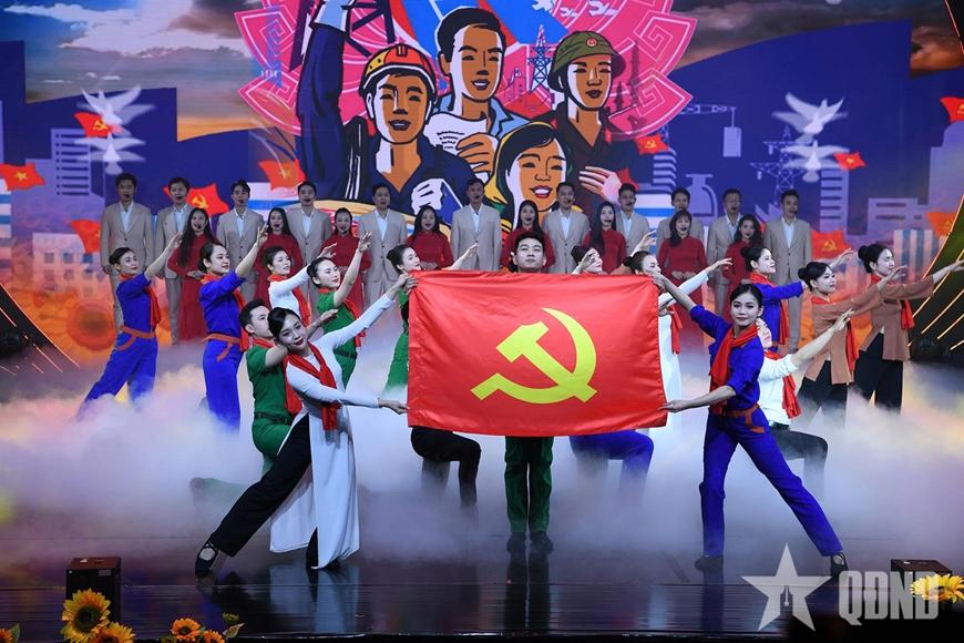 Chương trình nghệ thuật tại Lễ phát động cuộc thi báo chí viết về Đảng quang vinh, Bác Hồ vĩ đại với chủ đề “Vững bước dưới cờ Đảng", tháng 2-2025. Ảnh: PHÚ SƠN
